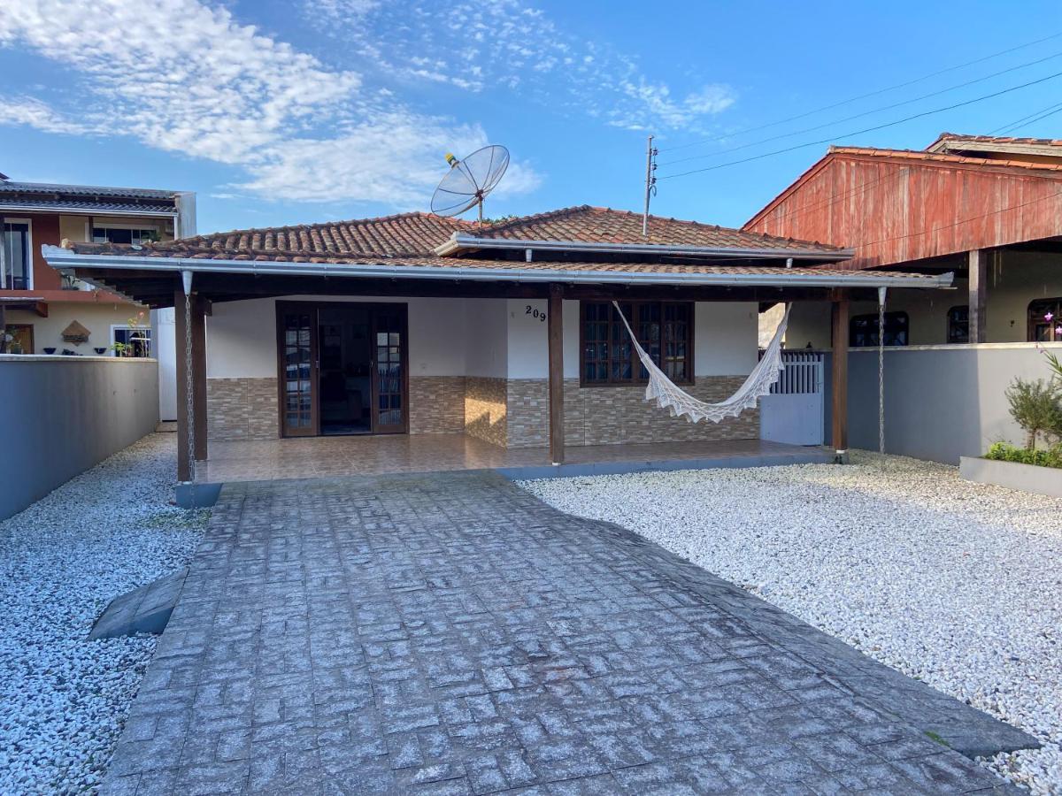 SUA CASA DE FÉRIAS 5 MINUTOS a pé do BETO CARRERO! Villa Penha  Exterior foto